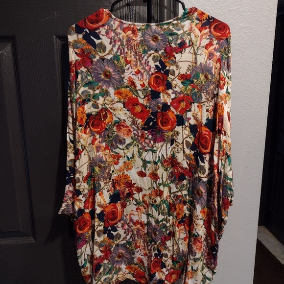 Like New Floral kimono - Picture 7 of 10